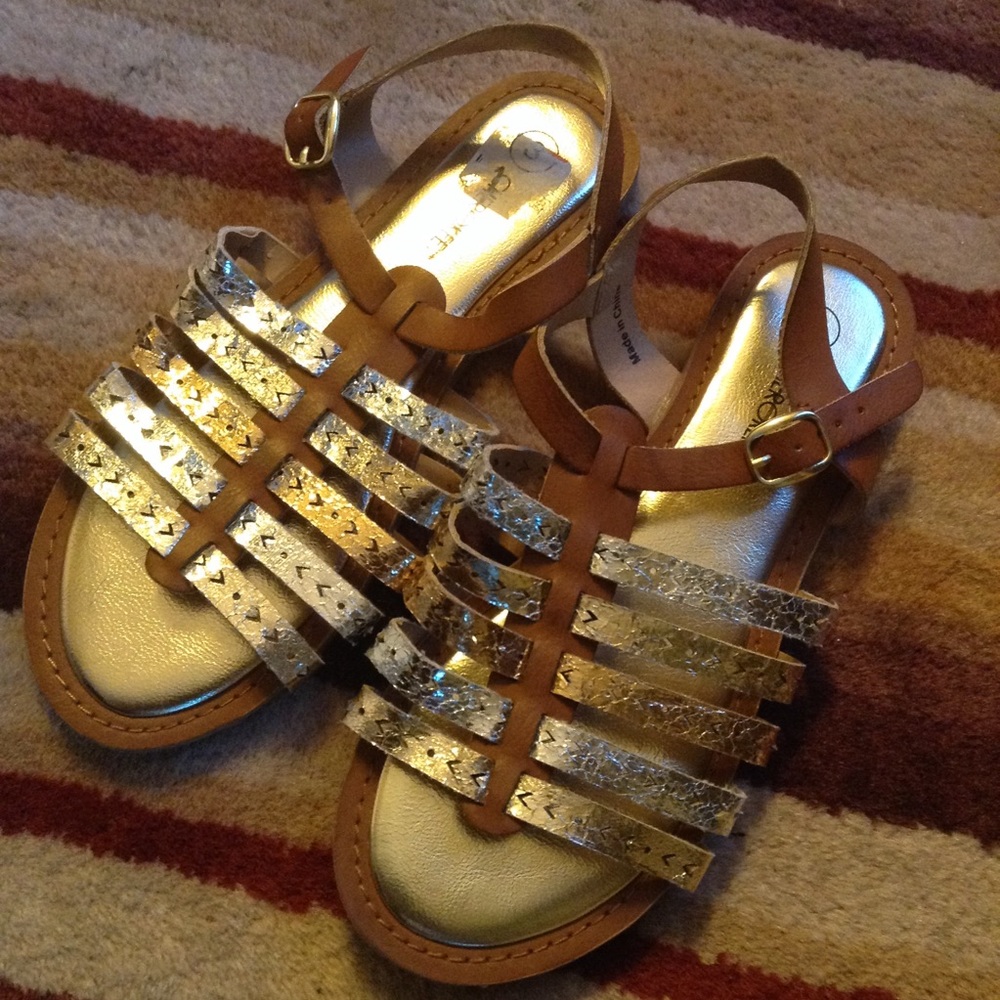 new CHEROKEE metallic faux leather sandals 3 (E3)